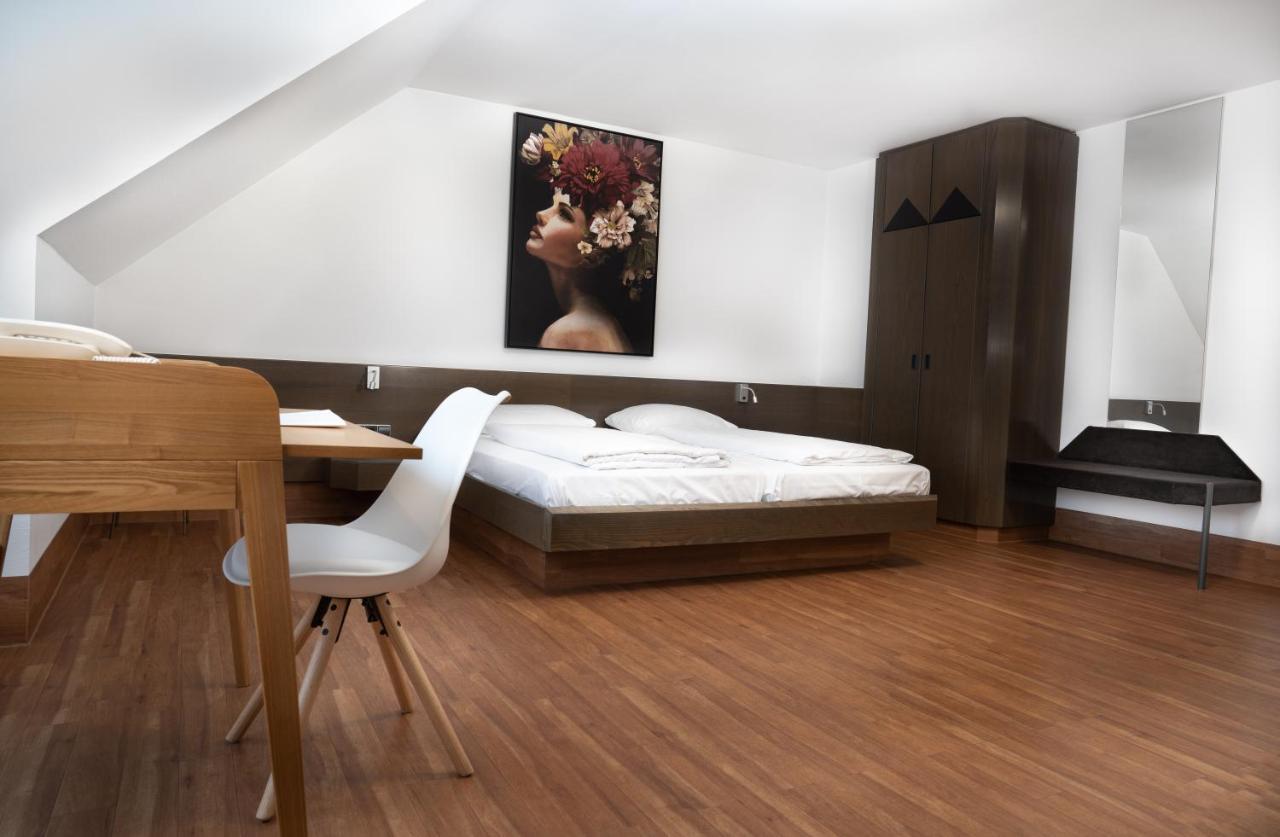 Stadthotel ไฮล์บรอนน์ ภายนอก รูปภาพ